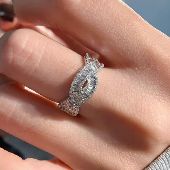 NEW 18k White Gold Diamond Baguette Cut Ring Twist Ring - Picture 4 of 9